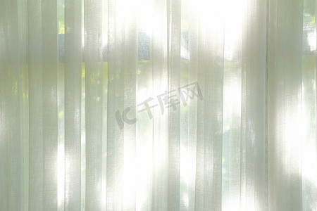 卧室窗帘摄影照片_透过透明窗帘看到白色