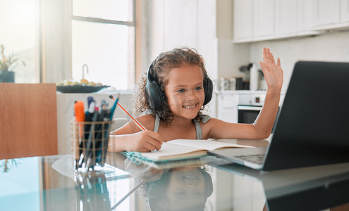 儿童在家庭客厅的笔记本电脑上进行家庭学校、教育和视频通话远程学习。