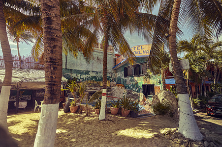 玛雅人摄影照片_墨西哥海滩上色彩缤纷的小房子