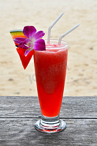 海滩上的一杯西瓜新鲜果汁