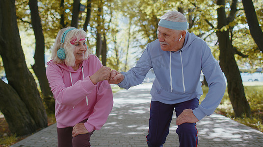运动健身老年运动跑步男女早上在公园训练有氧运动