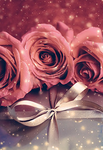 豪华假日金色礼盒和玫瑰花束作为圣诞节、情人节或生日礼物