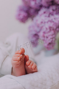 宝宝的腿像花儿一样。