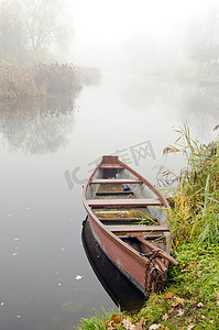 河岸上的木船在浓雾中沉没。
