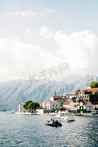 科托尔湾佩拉斯特海岸的古宅，以群山为背景