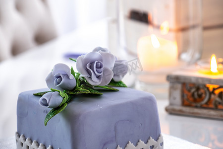 美丽的装饰水果蛋糕与蓝玫瑰