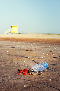 塑料瓶和垃圾污染了海滩