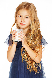 喝奶女孩摄影照片_美丽的女孩与一杯牛奶