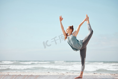 瑜伽培训摄影照片_健康、健身和瑜伽与女性冥想姿势在海滩、伸展和训练锻炼。