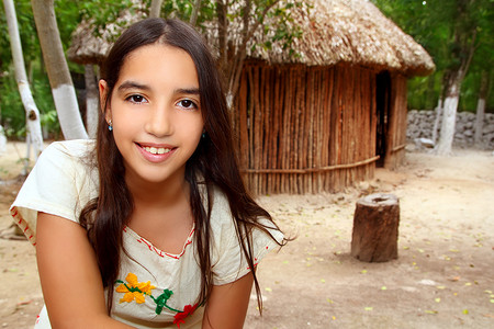 丛林小屋里的墨西哥印第安玛雅拉丁女孩