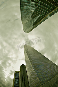 水晶城市摄影照片_马德里，云彩反射在水晶摩天大楼上