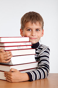 男小学生和一堆书