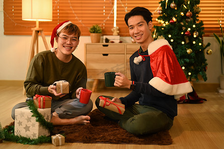年轻人在舒适的家里一起庆祝圣诞节或新年。