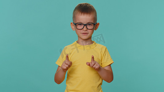 争吵摄影照片_不高兴的幼儿男孩摇手指说不，小心，责骂，避免危险