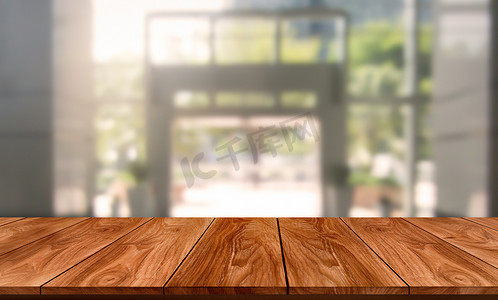 市中心现代办公背景中的木桌