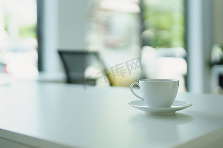 一杯热咖啡摄影照片_桌上有一杯热咖啡可供饮用
