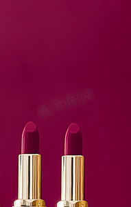 彩色背景金管紫色口红、豪华化妆品和化妆品，用于美容品牌产品设计