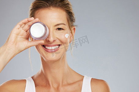 面部肖像上的女性和奶油，用于美容护肤健康和日常产品模型。