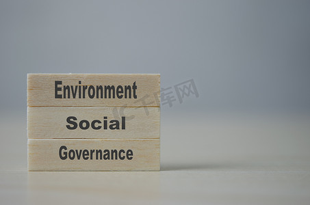 背景和复制空间上写有 ESG 环境社会治理的木块。商业概念。