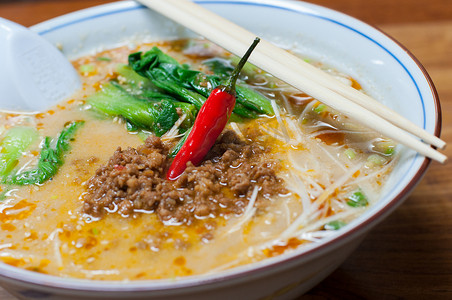 拉面，芝麻汤面配辣肉末