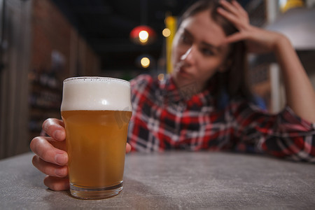 悲伤的女人喝啤酒