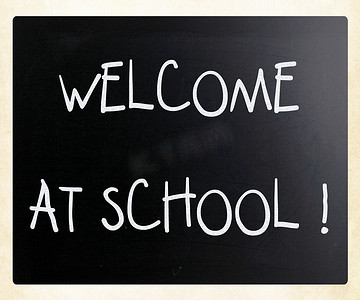 黑板上用白色粉笔手写的“欢迎来到学校”