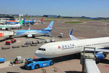 荷兰阿姆斯特丹 — 2017年5月26日：各航空公司的飞机