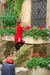 穿着红色长裙爬楼梯的女人