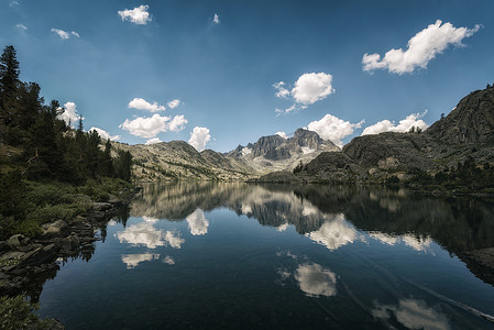 石湖摄影照片_内华达山脉的石榴石湖