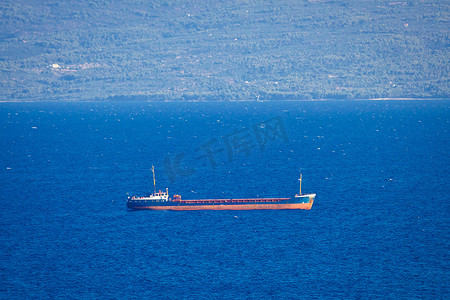 海上燃气船摄影照片_海上的油轮