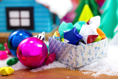 礼盒里的纸星和雪地上的圣诞球