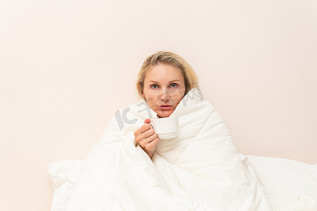 冷咖啡美容细胞床毯水疗复制空间浴袍身体，用于现代白色仪式放松毛巾，生活方式健康。