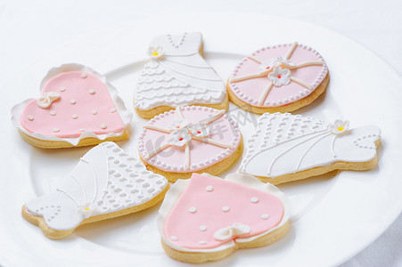 粉色圆点摄影照片_白盘上有许多粉红色的饼干