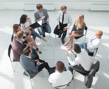 商业培训参与者围坐一圈，看着镜头