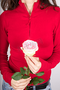 女士搭配摄影照片_红色女士毛衣搭配粉色花朵