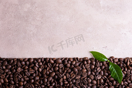 烤咖啡豆边框在浅棕色背景上。