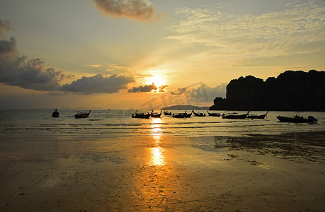日落大海摄影照片_日落时的传统泰国长尾船