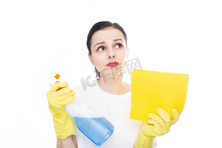手上穿着白色 T 恤的沉思女人，黄色清洁手套，手里拿着窗户清洁剂和抹布，白色背景
