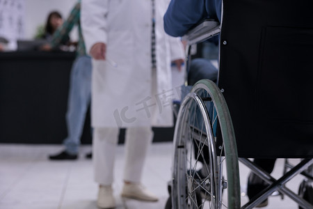 私人医院接待处医生面前使用轮椅的男子特写