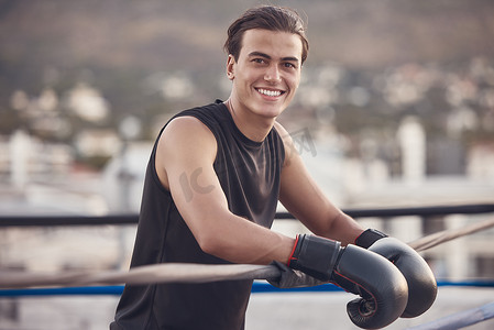 拳击场、手套和男子肖像，用于健身视力、动力或快乐的户外锻炼训练。