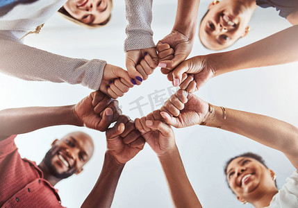 团队合作、团结和双手或拳头在蓝天下提供支持、信任和社区。