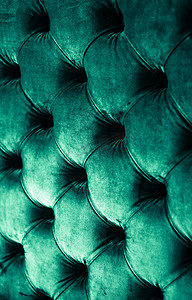 绿色背景质感摄影照片_翡翠豪华天鹅绒绗缝沙发内饰，配有按钮、优雅的绿色家居装饰质感和背景