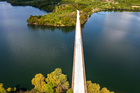 从湖上一座桥上的无人机上拍摄的壮观鸟瞰图。