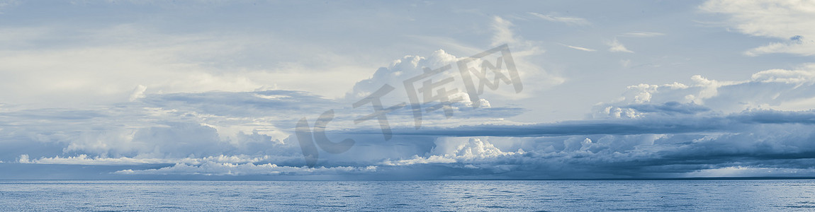 海平线上的雨云全景