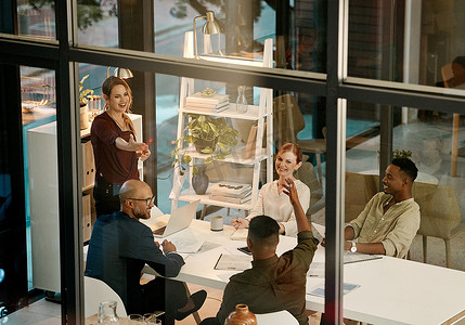 商人在现代办公室内利用团队合作在协作会议上讨论营销增长策略。