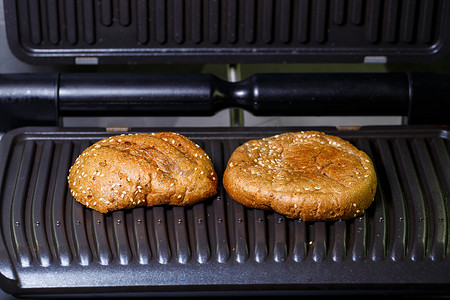 牛肉三明治摄影照片_电烤架上的全麦汉堡
