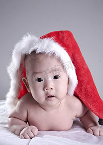 戴着圣诞帽的甜宝宝的肖像