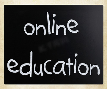 黑板上用白色粉笔手写的“在线教育”