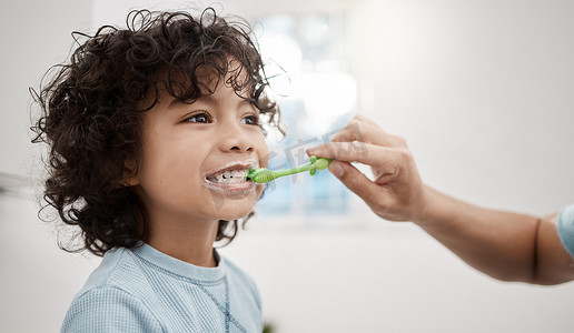 正确地给孩子刷牙有助于预防蛀牙和感染。