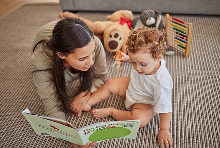 母亲、婴儿和书籍，用于家庭地毯上的教育故事，用于学习和阅读技能。